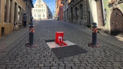 Veranstaltungen in der Stadt werden jetzt noch besser geschützt. Die Obere Schmiedgasse könnte zum Beispiel mit der ArmisOne-Einfahrsperre (Mitte) versehen werden. Links und rechts könnten zur Unterstützung Poller aufgestellt werden. (Fotomontage: Ordnungsamt Stadt Rothenburg)
