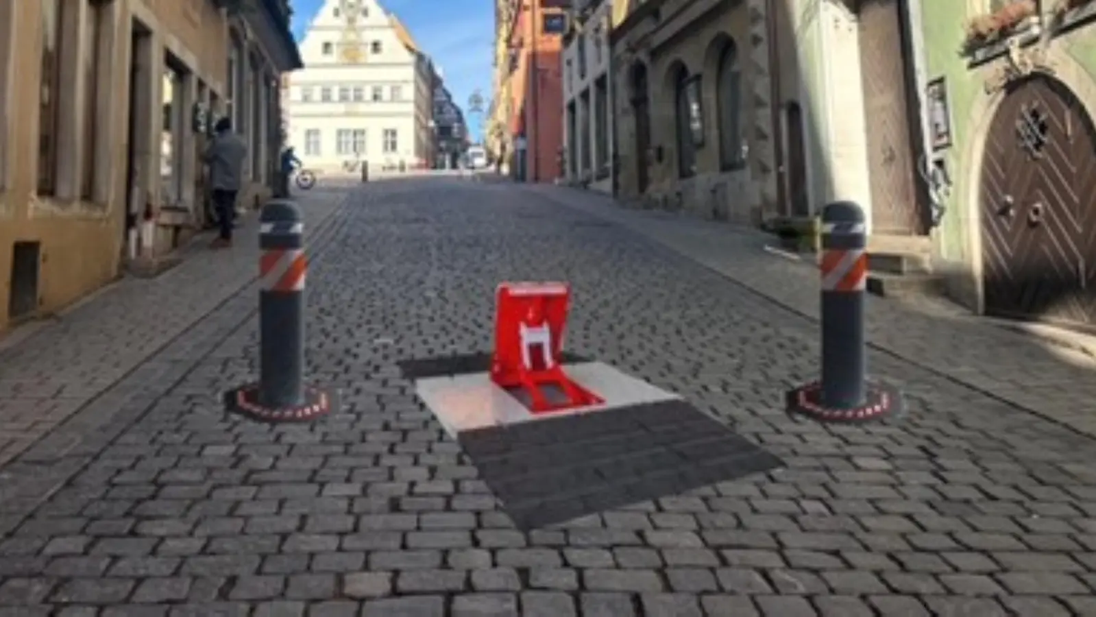 Veranstaltungen in der Stadt werden jetzt noch besser geschützt. Die Obere Schmiedgasse könnte zum Beispiel mit der ArmisOne-Einfahrsperre (Mitte) versehen werden. Links und rechts könnten zur Unterstützung Poller aufgestellt werden. (Fotomontage: Ordnungsamt Stadt Rothenburg)