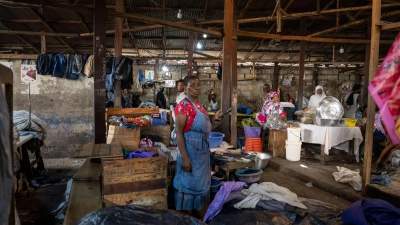 Menschen arbeiten auf dem Kantamanto-Markt in Accra. Für viele ist der Secondhand-Textilmarkt die Lebensgrundlage. (Foto: Christophe Gateau/dpa)