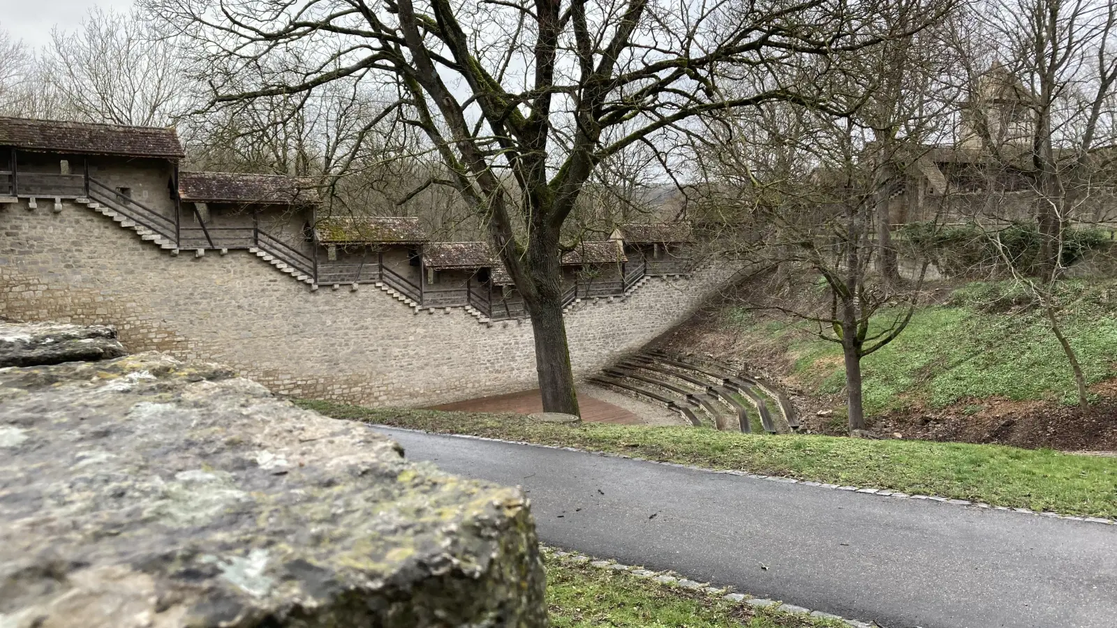 Für die Sanierung der Freilichtbühne am Stöberleinsturm hat der Stadtrat einen Zuschuss von 30.000 Euro gewährt. Über deren Nutzung soll demnächst grundlegend entschieden werden. (Foto: Clarissa Kleinschrot)