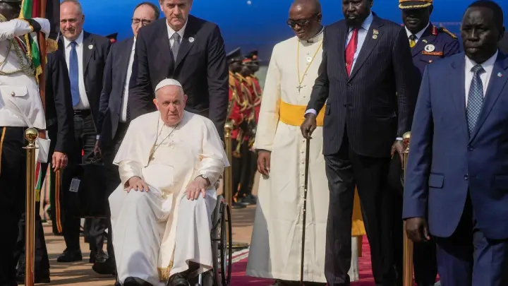 Papst Franziskus wird vom südsudanesischen Präsidenten Salva Kiir (3.v.r) auf dem Flughafen von Juba empfangen. (Foto: Gregorio Borgia/AP/dpa)