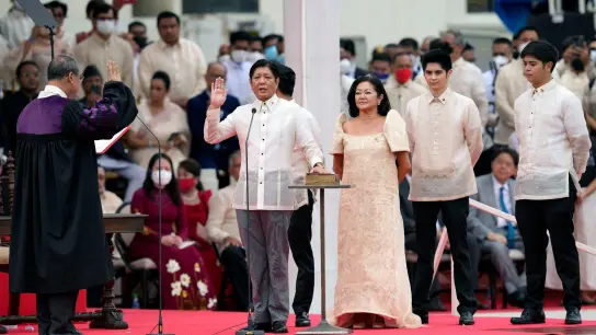 Ferdinand &quot;Bongbong&quot; Marcos Jr. (M.), gewählter Präsident der Philippinen, wird vom Obersten Richter des Obersten Gerichtshofs, Alexander Gesmundo, in Manila vereidigt. (Foto: Aaron Favila/AP/dpa)