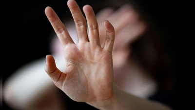 Eine 20-Jährige wurde nach einem Vorfahrtsunfall bei Gerhardshofen von der Geschädigten angegriffen und mehrmals ins Gesicht geschlagen. (Symbolbild: Fabian Sommer/dpa)