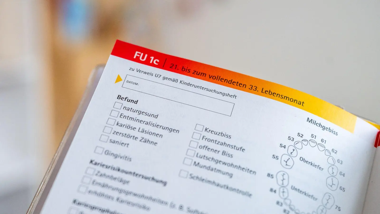 In manchen Bundesländern, etwa in Berlin, war der zahnärztliche Kinderpass auch in der Vergangenheit schon in das Gelbe Heft integriert.  (Foto: Zacharie Scheurer/dpa-tmn)