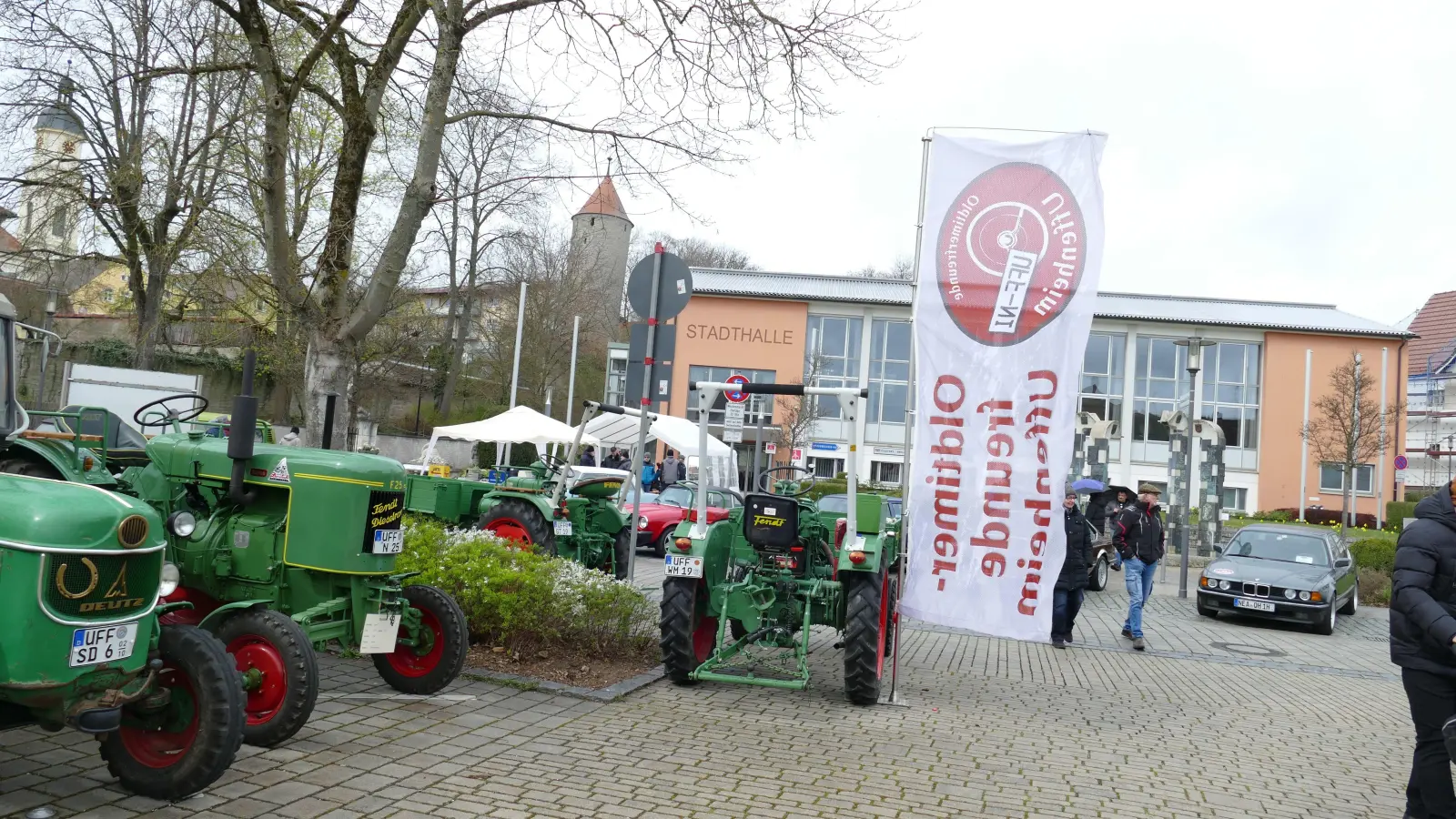 Ausnahmsweise keine Bauerndemo, sondern landwirtschaftliche Oldtimer unterschiedlicher Baujahre standen diesmal auf dem Uffenheimer Kolbudyplatz und vor der Stadthalle. (Foto: Sylvia Fehlinger)
