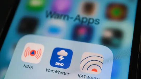Die NINA Warn-App, das WarnWetter vom DWD und die Katwamrn-App sind auf einem Display zu sehen. (Foto: Oliver Berg/dpa/Symbolbild)