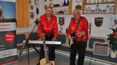 Harald Müller (links) und Peter Schalk alias „Peter und Harry“ haben sich fürs Zeitungsfoto noch mal ihre Bühnenkostüme angezogen. In Zukunft wollen sie kürzertreten. (Foto: Petra Mai)
