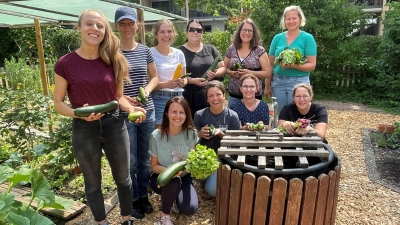 Die Schülerinnen der Fachschule für Ernährung und Haushaltsführung präsentieren in Dinkelsbühl das selbst gezogene und geerntete Gemüse. (Foto: AELF Ansbach/ Kerstin Hoppe)