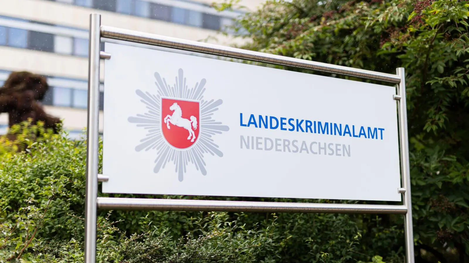 Beim LKA Niedersachsen liefen die Ermittlungen für Deutschland zusammen.  (Foto: Michael Matthey/dpa)