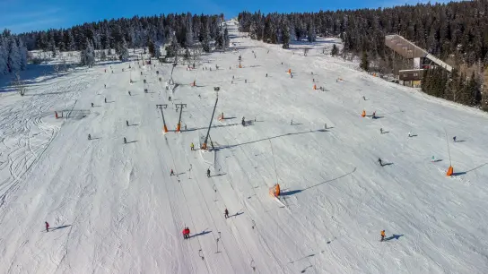Wintersportler sind bei Saisonstart in Sachsens größtem alpinen Skigebiet am Fichtelberg unterwegs. (Foto: Bernd März/dpa)