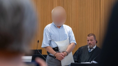 Der 71-Jährige war nach mehreren Hitlergrüßen besonders gesichert in den Saal gebracht worden. (Archivbild) (Foto: Lennart Preiss/dpa)