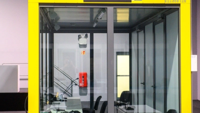 Der Platz des Angeklagten im Verhandlungssaal blieb leer.  (Foto: Klaus-Dietmar Gabbert/dpa)