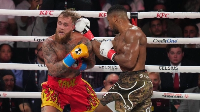 Anthony Joshua gewann das ungleiche Duell gegen Jake Paul. (Foto: Lynne Sladky/AP/dpa)