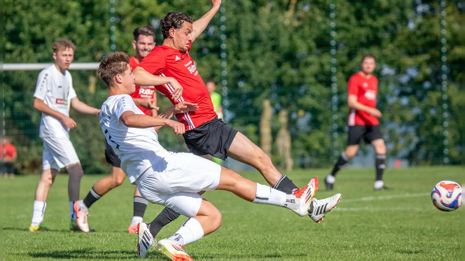 Zweikampf zwischen Tom Forster (links, Burgoberbach) und Steffen Schöllhammer, der den SC Aufkirchen mit 1:0 in Führung schoss. (Foto: Markus Zahn)