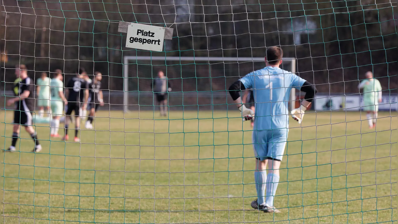 „Platz gesperrt” - stimmte nicht in Neuhof. Und auch auf zahlreichen anderen Plätzen lief das Programm am Wochenende. Die SG Neuhof/Trautskirchen besiegte in ihrem Heimspiel den TSC Neuendettelsau II. (Foto: Tizian Gerbing)