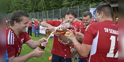 Wenn nächste Saison nach der Relegation wieder Bier in Fußballschuhe gefüllt wird, passiert das unter der Zuständigkeit des neuen Kreisspielleiters aus Langenfeld. Hier feiert der SV Schalkhausen mit Simon Klemm am Glas den Aufstieg in die Kreisliga. (Foto: Martin Rügner)