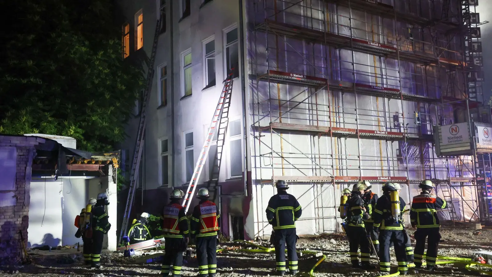 Bei dem Brand in der Nähe des Hamburger Hauptbahnhofs wurden 14 Menschen verletzt. (Foto: Bodo Marks/dpa)
