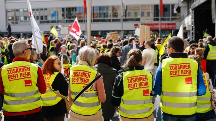 Beim Warnstreik des öffentlichen Diensts nehmen zahlreiche Menschen an einer Kundgebung teil. (Foto: Daniel Löb/dpa)