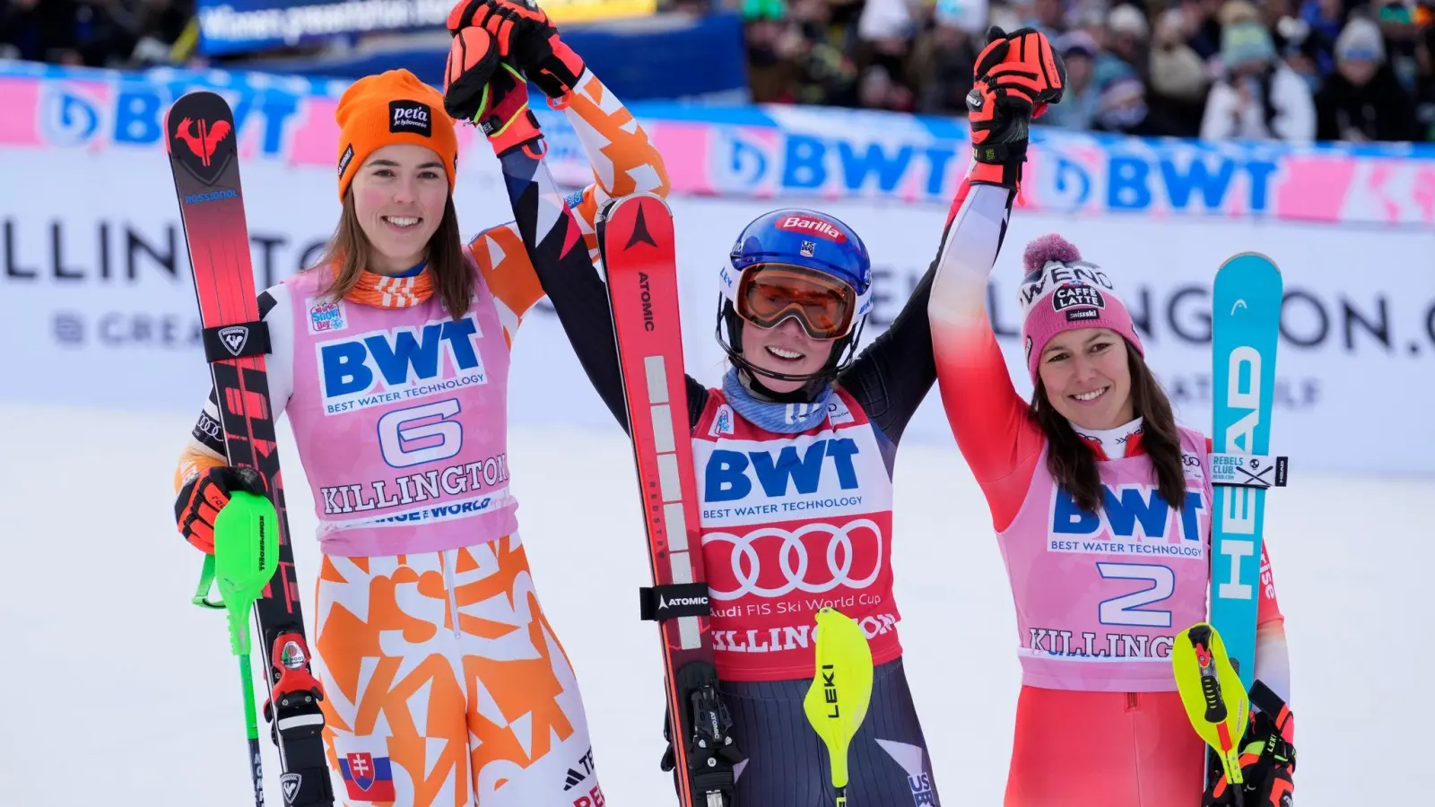 Mikaela Shiffrin (M) aus den USA feiert ihren Sieg mit der zweitplatzierten Petra Vlhova aus der Slowakei (l) und der drittplatzierten Wendy Holdener aus der Schweiz. (Foto: Robert F. Bukaty/AP/dpa)