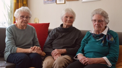 Die Zeitzeuginnen Helga Klein, Gertrud Hellenschmidt und Lydia Stier (von links) erinnerten sich an die Zerstörungen in Gollhofen am Ende des Zweiten Weltkriegs. (Foto: Johannes Zimmermann)