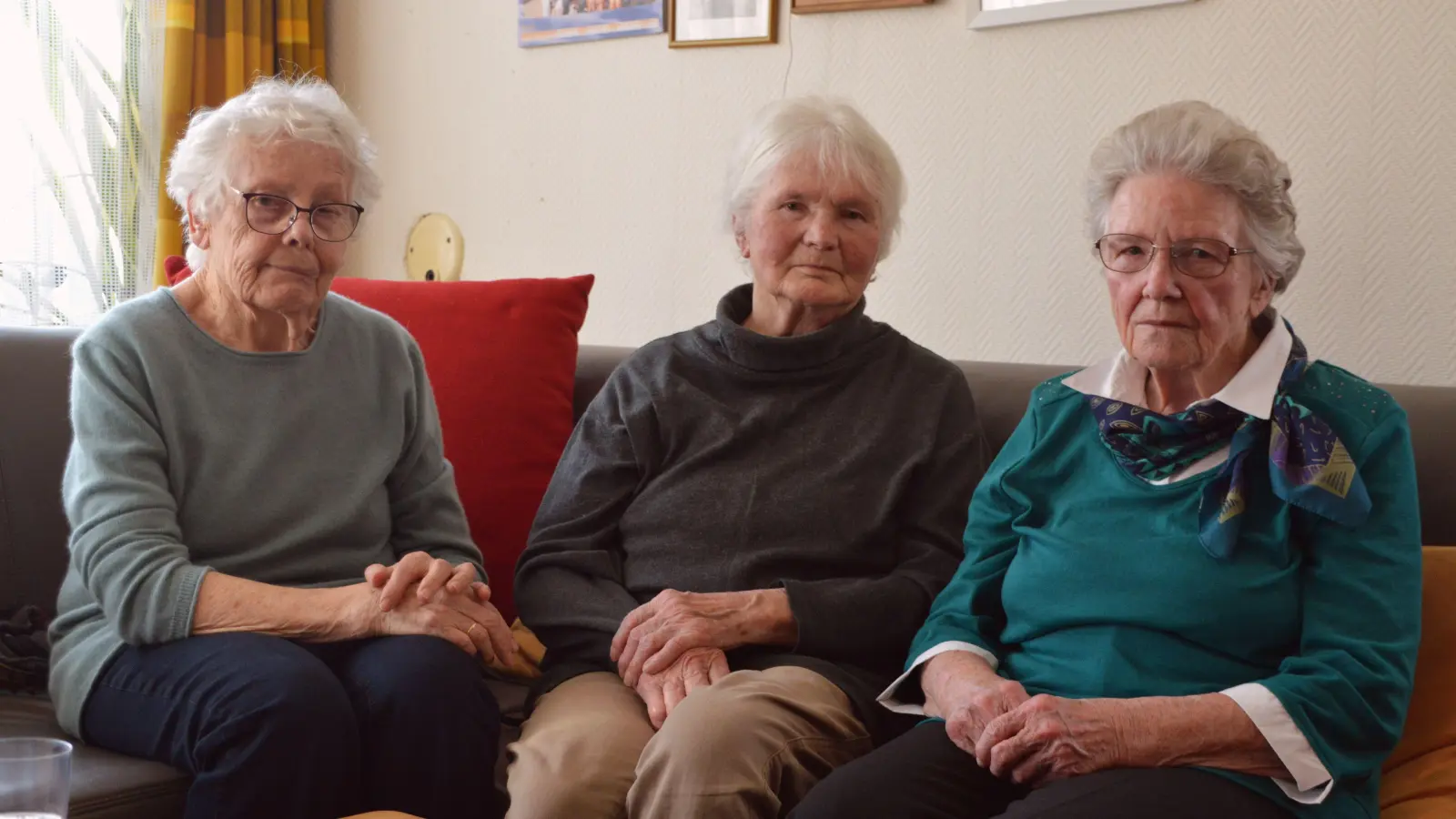 Die Zeitzeuginnen Helga Klein, Gertrud Hellenschmidt und Lydia Stier (von links) erinnerten sich an die Zerstörungen in Gollhofen am Ende des Zweiten Weltkriegs. (Foto: Johannes Zimmermann)
