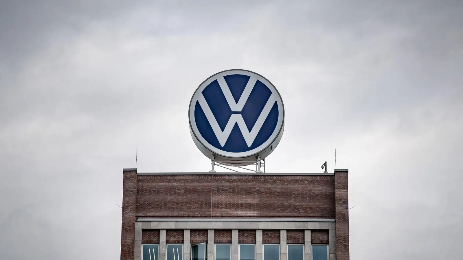 Ein großes VW-Logo auf dem Verwaltungshochhaus vom Volkswagen-Werk in Wolfsburg. (Foto: Sina Schuldt/dpa)