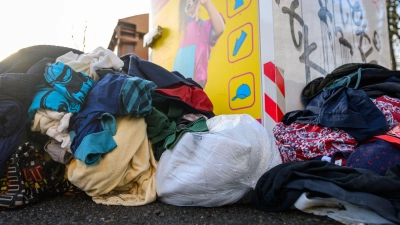 Was wird aus alter Kleidung? Umweltminister Carsten Schneider (SPD) plant neue Regeln. (Symbolbild) (Foto: Hendrik Schmidt/dpa)