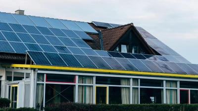 Mit einer Photovoltaikanlage zur umweltfreundlichen Stromgewinnung wird aus dem Schutzdach ein Nutzdach. Das hilft nicht nur beim Energiesparen, sondern leistet auch einen Beitrag zum Klimaschutz und steigert den Wert des Zuhauses. (djd) (Foto: Pixabay)