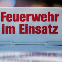 Die Feuerwehr löscht das Feuer schnell. (Symbolbild) (Foto: Daniel Karmann/dpa)