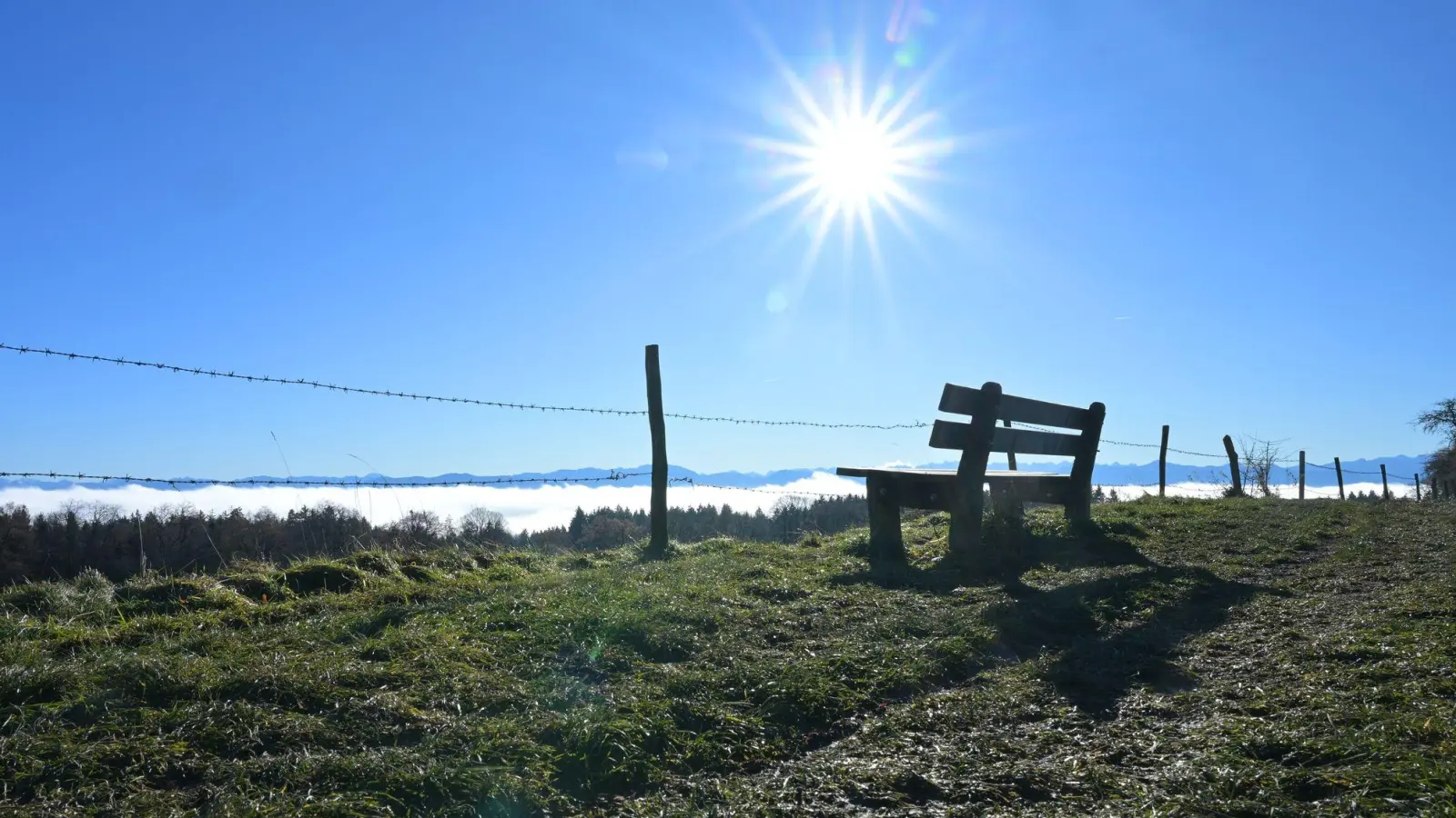 Wer in die Alpen fährt, kann sich am Wochenende auf Sonne freuen. (Archivbild) (Foto: Malin Wunderlich/dpa)