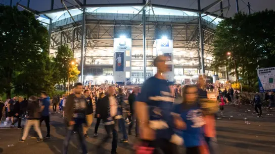 Fans verlassen nach dem Spiel das Stadion. (Foto: Daniel Bockwoldt/dpa)
