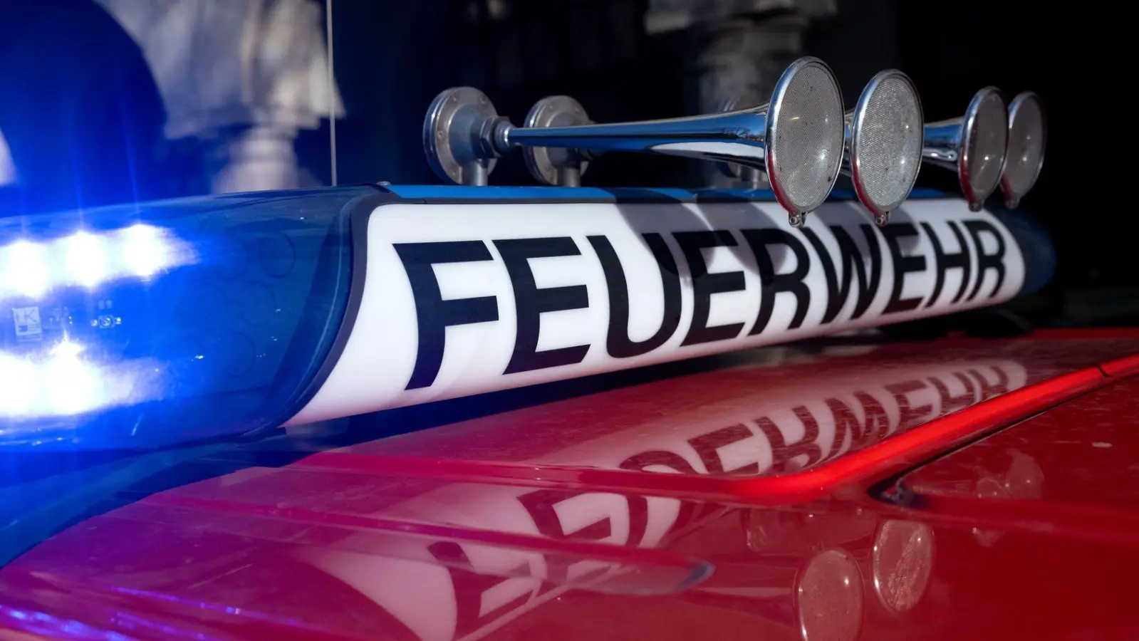 Die Münchner Feuerwehr befreite einen Vierjährigen aus seiner misslichen Lage, nachdem sein Finger in einem Holzklotz eingeklemmt war. (Symbolbild) (Foto: Sven Hoppe/dpa)