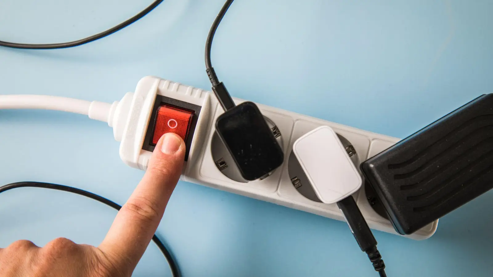 Schalter aus, Strom gespart: Mit abschaltbaren Steckdosenleisten lassen sich Stromfresser leicht ausschalten. (Foto: Christin Klose/dpa Themendienst/dpa-tmn)