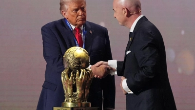 Donald Trump überlasst Gianni Infantino die Entscheidung über eine WM-Teilnahme des Iran. (Archivbild) (Foto: Jacquelyn Martin/AP/dpa)