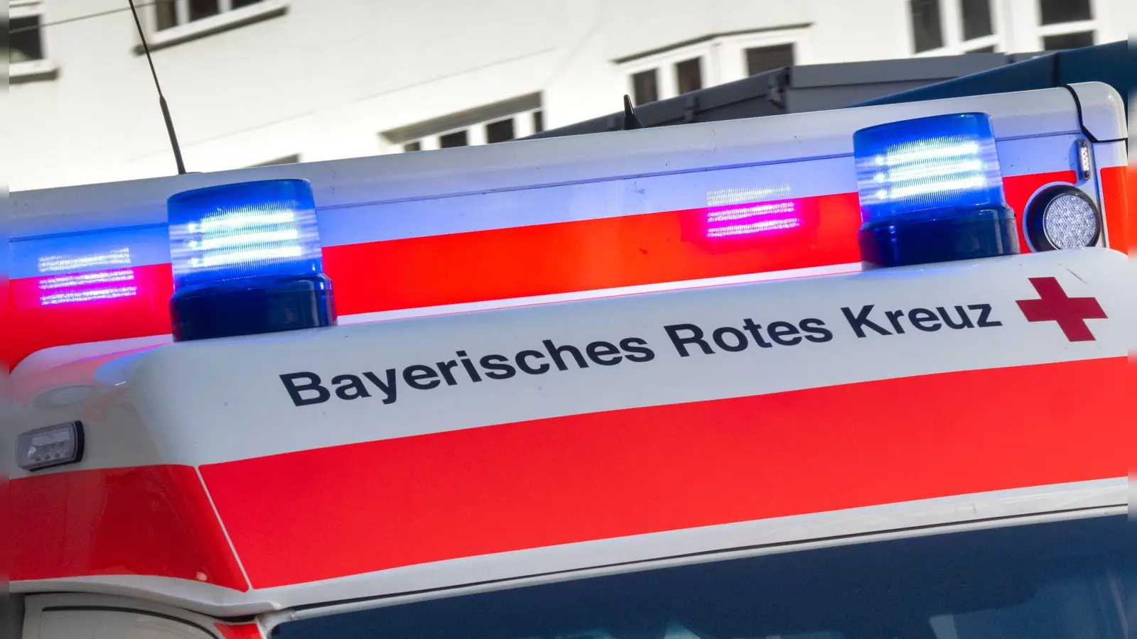 Der Rettungsdienst brachte das Kind verletzt in eine Klinik. (Symbolbild) (Foto: Peter Kneffel/dpa)