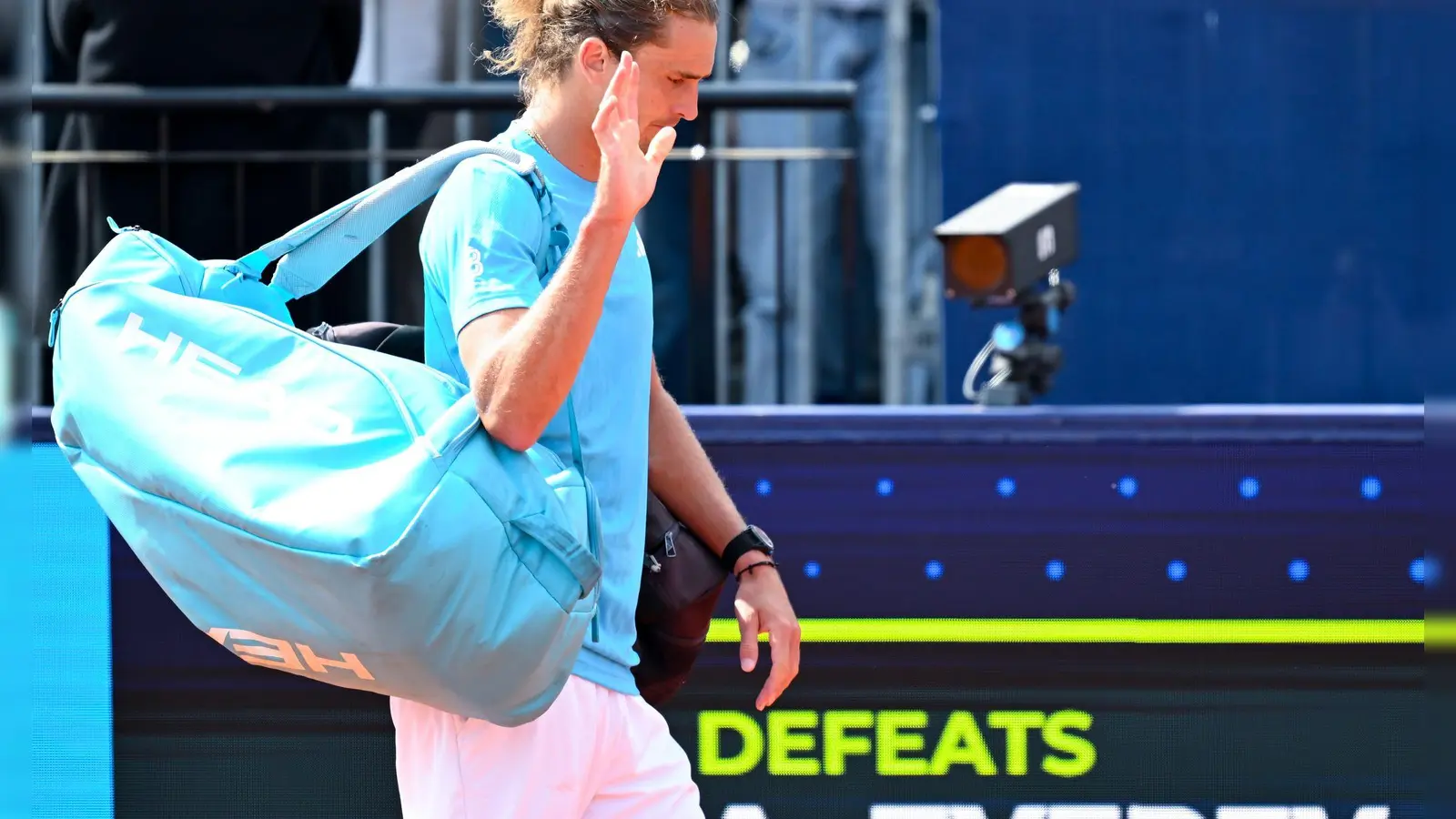 Alexander Zverev verabschiedet sich nach seiner Halbfinalniederlage vom Publikum in München. (Foto: Sven Hoppe/dpa)