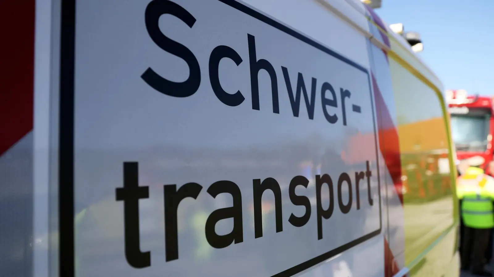 Die Helfer des Schwertransports kamen mit ihren Werkzeugen bei den eisigen Temperaturen an ihre Grenzen. (Symbolbild) (Foto: Daniel Karmann/dpa)