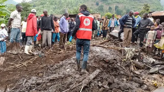 Nach Angabe des Roten Kreuzes von Uganda sind bei einem Erdrutsch mehrere Menschen ums Leben gekommen. (Foto: Uncredited/Uganda Red Cross Society/AP/dpa)