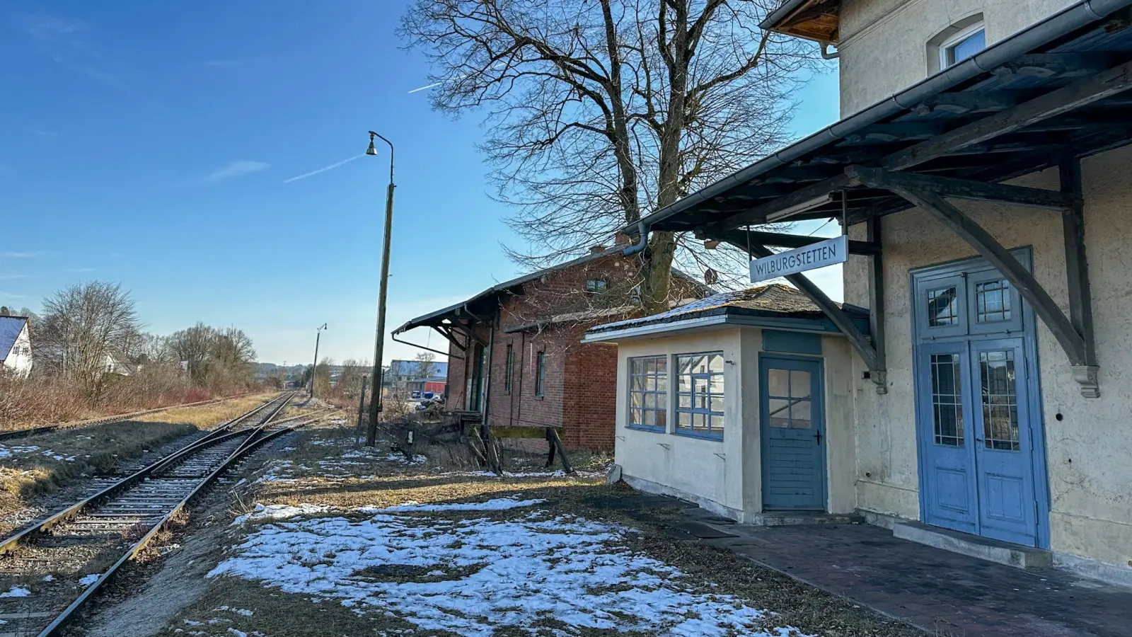 Der frühere Wilburgstettener Bahnhof liegt seit Jahrzehnten im Tiefschlaf. MdL Martin Stümpfig ist optimistisch, dass hier in rund vier Jahren wieder Züge halten. (Foto: Martina Haas)