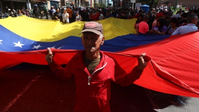 Anhänger des venezolanischen Staatschefs Maduro versammeln sich in der Stadtmitte und protestieren, nachdem US-Präsident Trump bekannt gegeben hat, dass der venezolanische Präsident gefangen genommen und aus dem Land ausgeflogen wurde. (Foto: Jeampier Arguinzones/dpa)