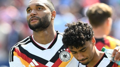 Bald auch im Verein Teamkollegen? Jonathan Tah (l) und der offenbar vom FC Bayern umworbene Nathaniel Brown. (Archivbild) (Foto: Federico Gambarini/dpa)
