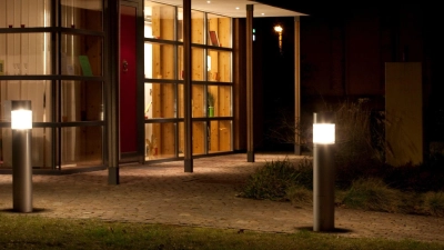 Sind der Eingangsbereich und die Wege auf dem Grundstück gut beleuchtet, können Bewohner und Gäste auch in der Dunkelheit sicher zum Haus gelangen. (Foto: Kai Remmers/dpa Themendienst/dpa-tmn)
