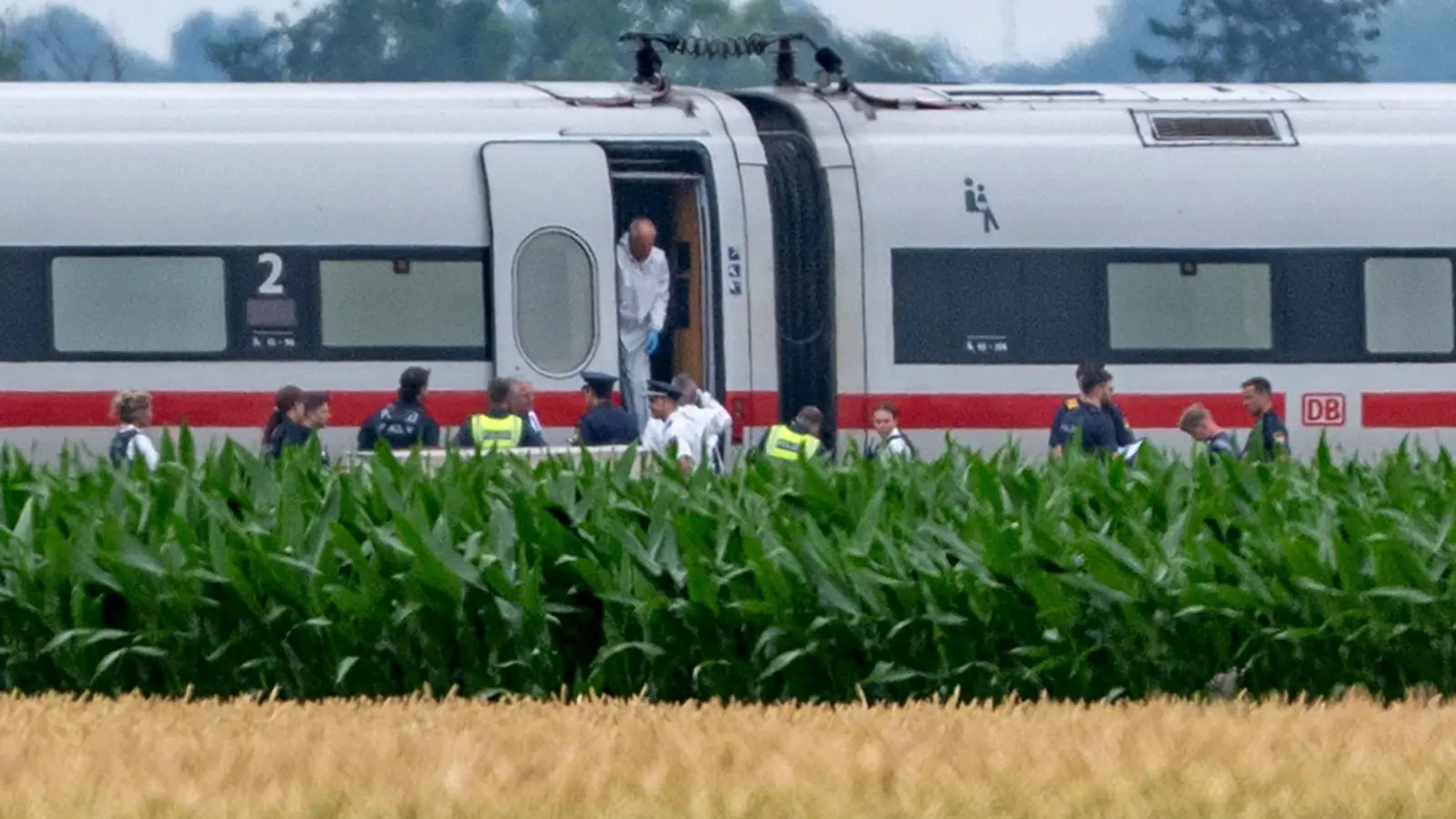 Die Spurensicherung ermittelt in einem ICE, in dem ein Mann in Niederbayern mehrere Passagiere angegriffen hatte. Der mutmaßliche Täter wurde festgenommen.  (Foto: Armin Weigel/dpa)