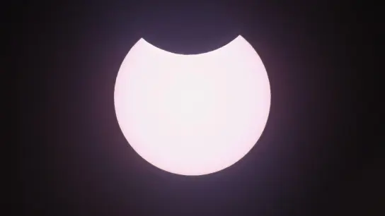 Bei einer partiellen Sonnenfinsternis wird nur ein kleiner Teil der Sonne vom Mond verdeckt. (Foto: Patrick Pleul/dpa-Zentralbild/dpa)