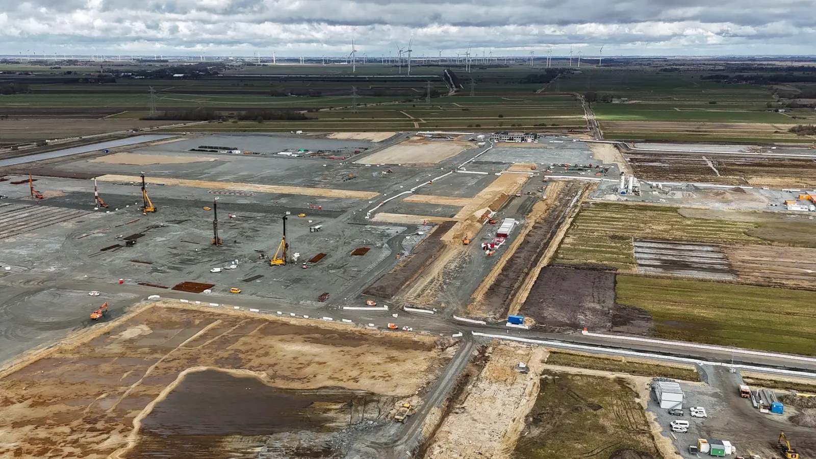 Blick auf die Baustelle bei Heide, wo die hiesige Northvolt-Fabrik entstehen soll. (Archivbild) (Foto: Christian Charisius/dpa)