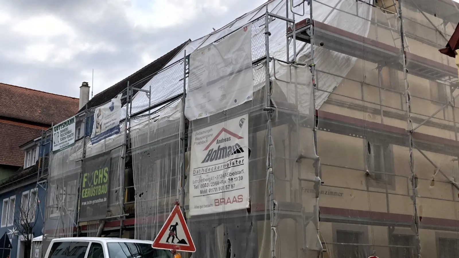 Der ehemalige Heiligenstetter ist komplett eingerüstet und bereits teilweise saniert. So wie geplant können die Arbeiten allerdings nicht weitergehen. (Foto: Clarissa Kleinschrot)