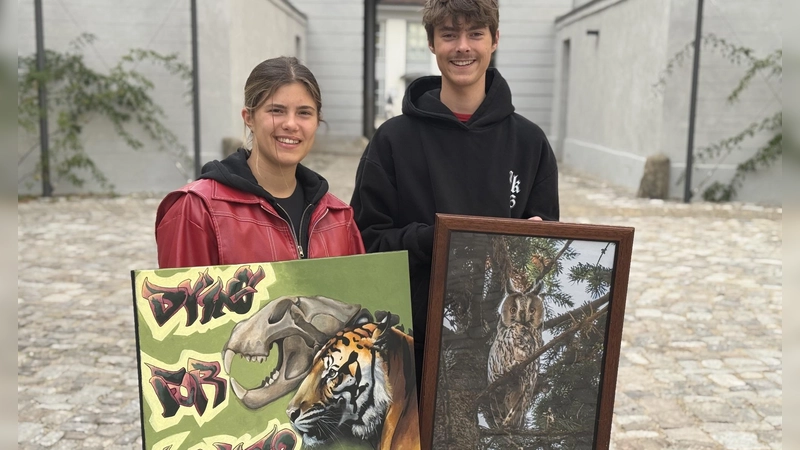 Hier ein Tiger, dort eine Eule: Johanna Rißling malt, ihr Zwillingsbruder Florian Rißling fotografiert. (Foto: Lara Hausleitner)
