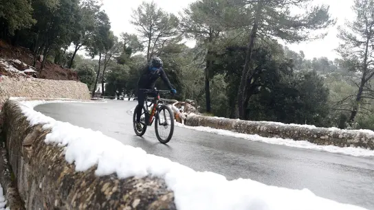 Geräumte Straßen in der Serra de Tramuntana. Einige Strecken waren wegen der Schneefälle gesperrt gewesen. (Foto: Isaac Buj/EUROPA PRESS/dpa)