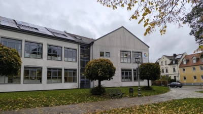 Das Berufliche Schulzentrum in Ansbach wird aktuell mit Erdgas beheizt. Aber der Gaskessel weist Schäden auf, so dass die Suche nach einer Alternative dringlicher wird.  (Foto: Thomas Schaller)