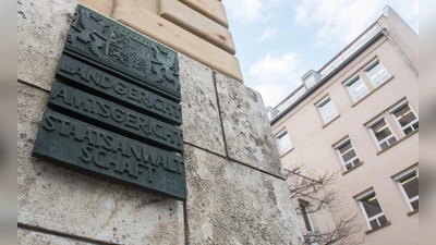 Wegen Misshandlung von behinderten Menschen in einem Wohnheim muss sich in Regensburg ein Pfleger vor Gericht verantworten. (Symbolbild) (Foto: Armin Weigel/dpa)